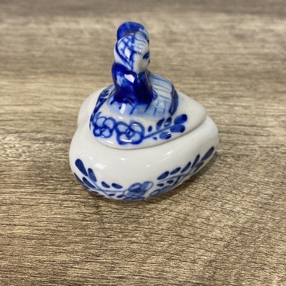 Vintage Porcelain Heart Trinket Box Blue and White - Picture 4 of 6